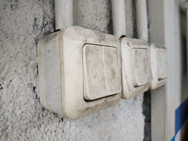 壁灯开关排成一排安装。图片下载