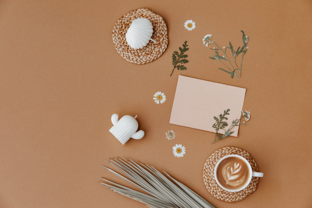3月8日，春天或复活节是国际妇女节。空白卡片在中性棕色背景与干花和咖啡杯。俯视图，文本空间，平铺。图片下载