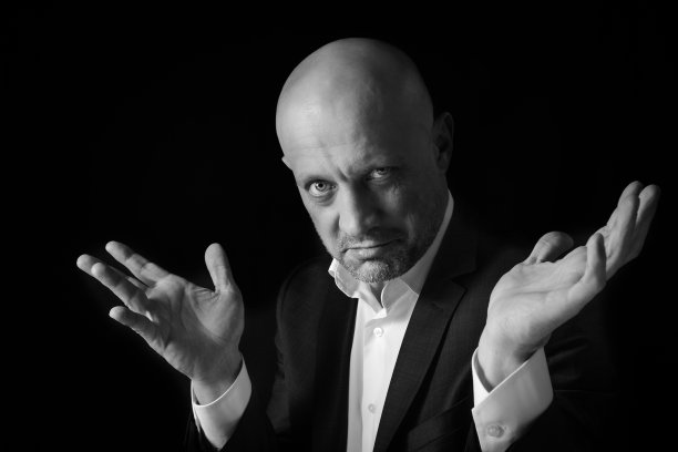 一个西装革履的男人张开双臂。图片下载