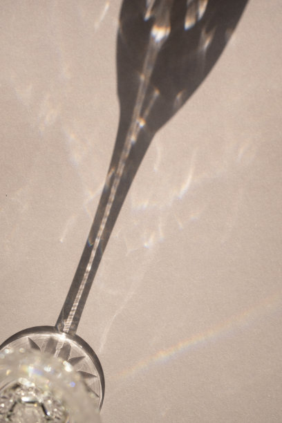 水晶酒杯，阴影，和复制空间图片下载