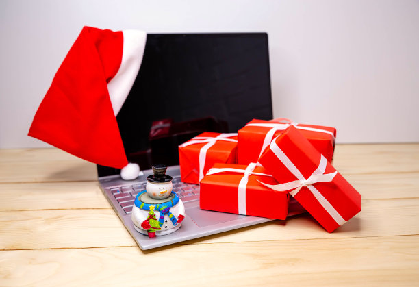 礼品盒，圣诞礼物。在家中使用信用卡图片下载