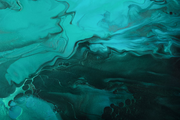 流体艺术。金属绿色和蓝色抽象波浪与黑色背景上的金色粒子。大理石效果的背景或纹理图片下载