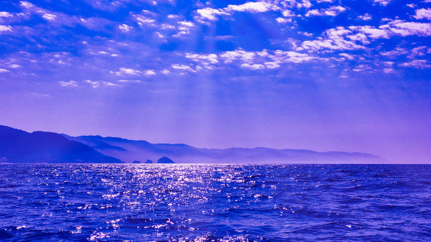 清澈和平的太平洋与巴亚尔塔港和他的山脉图片下载