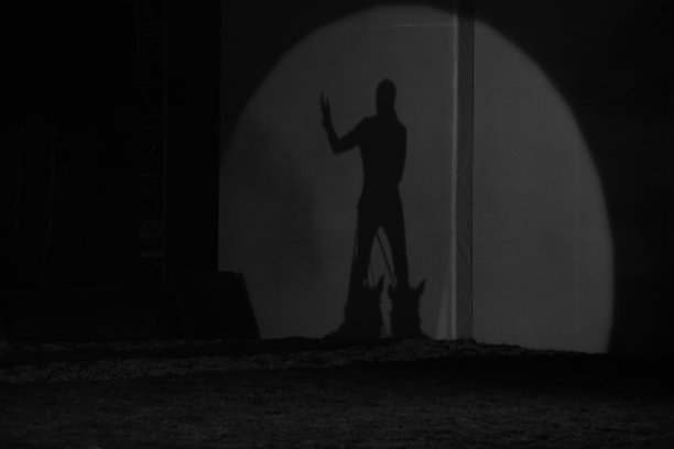 暗影游戏在黑暗照片图片下载