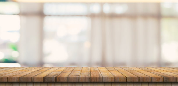 木制桌面与模糊的人在咖啡馆和咖啡馆背景显示蒙太奇，复制空间。图片下载