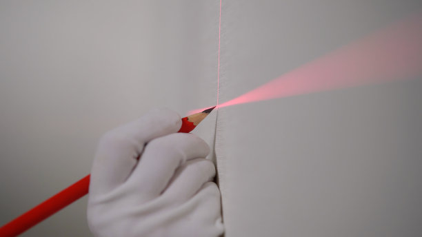 建设激光水平。建筑工人在公寓里修理图片下载