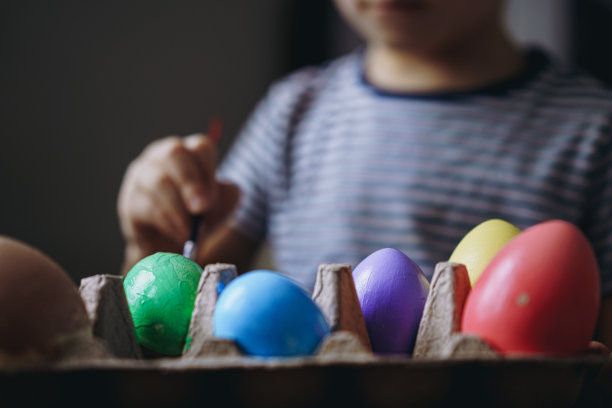 可爱的小男孩在复活节上彩蛋图片下载