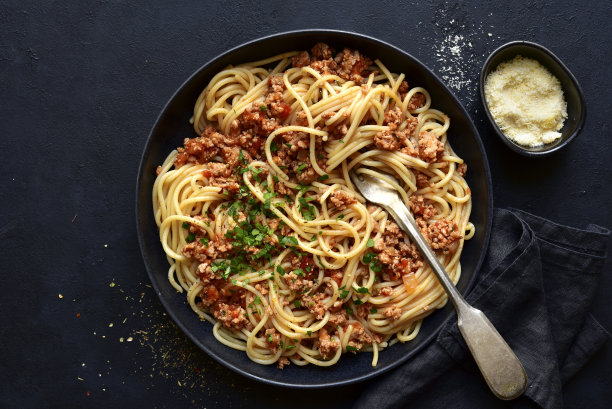 传统的意大利肉酱意面配肉末和番茄酱。顶部视图与复制空间。图片下载