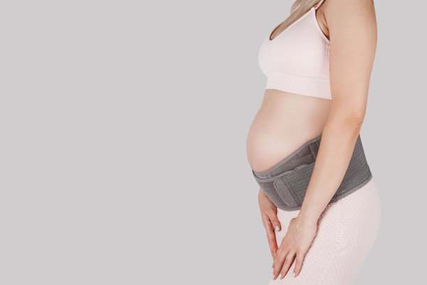 孕妇肚子在产前带孕带孕。骨科腹部支撑腰、背、腹带。怀孕用的腹部支撑或带。水平网络横幅。怀孕模特躯干图片下载