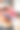 一名年轻女子在头发染成粉红色期间梳头发。图片下载