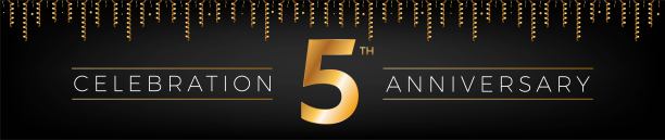 五周年。鲜艳的金色五岁生日庆祝横旗。图片下载