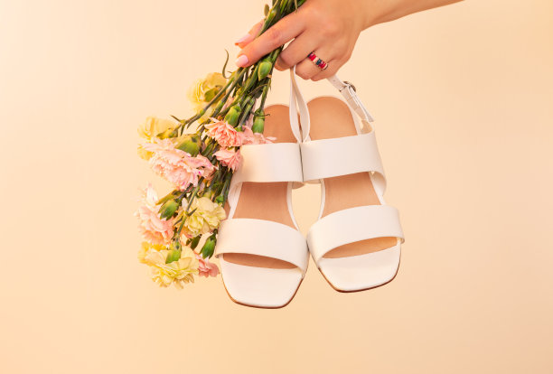 时尚-春季或夏季的女鞋。白色礼服凉鞋鞋米色背景。图片下载