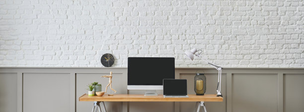现代办公桌和木桌设计，电脑和笔记本风格，家居配件，灯和椅子装饰。白砖和棕色经典的墙背景。图片下载