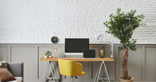 现代办公桌和木桌设计，电脑和笔记本风格，家居配件，灯和椅子装饰。白砖和棕色经典的墙背景。图片下载