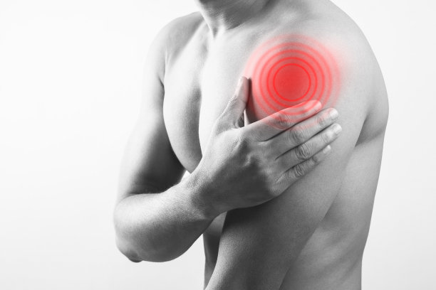 身体疼痛，近距离观察男性赤裸的身体显示肩膀三角肌疼痛，赤裸的身体疼痛图片下载