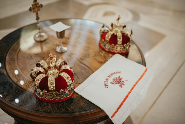 教堂里的一对金冠。图片下载