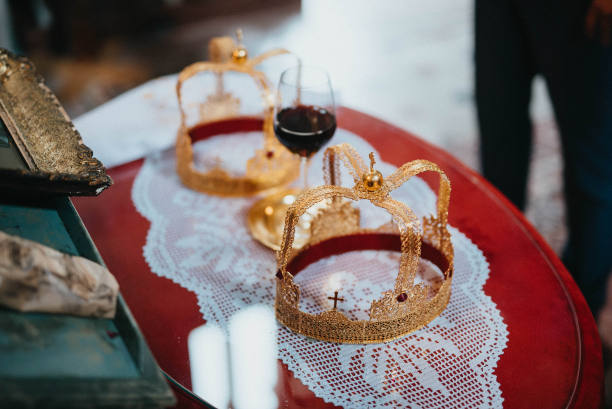 教堂里的一对金冠。图片下载