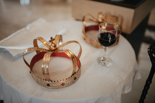 教堂里的一对金冠。图片下载