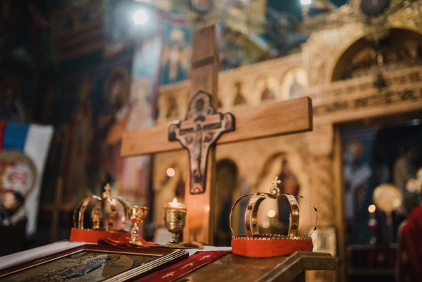 教堂里的一对金冠。图片下载