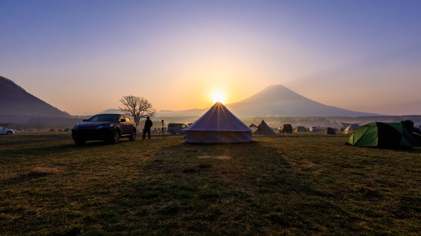 富士山，日出时的富本葆露营地图片下载