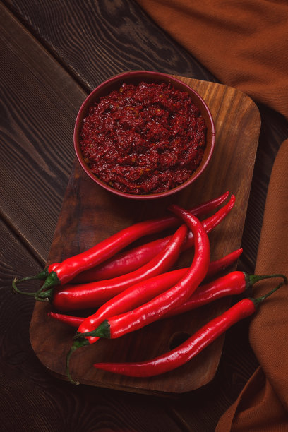 红辣椒酱，俯视图，木制背景，有配料，没有人，图片下载