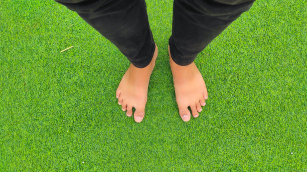 脚在草地毯-股票照片图片下载