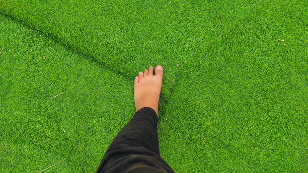 脚在草地毯-股票照片图片下载