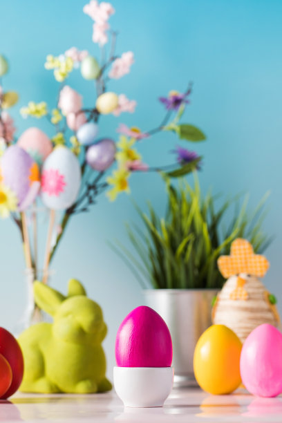复活节的节日组成的复活节彩蛋在一个明亮的花卉背景。图片下载