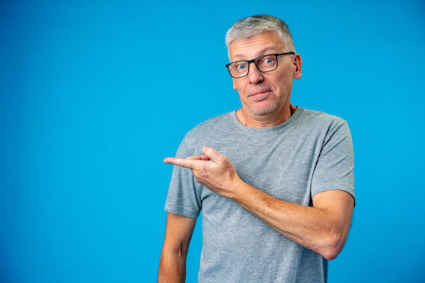 快乐成熟的男人指着手指复制空间图片下载