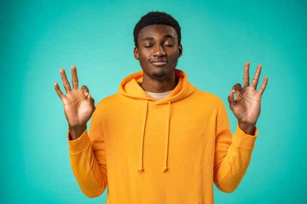 集中非洲人在莲花位置在工作室图片下载