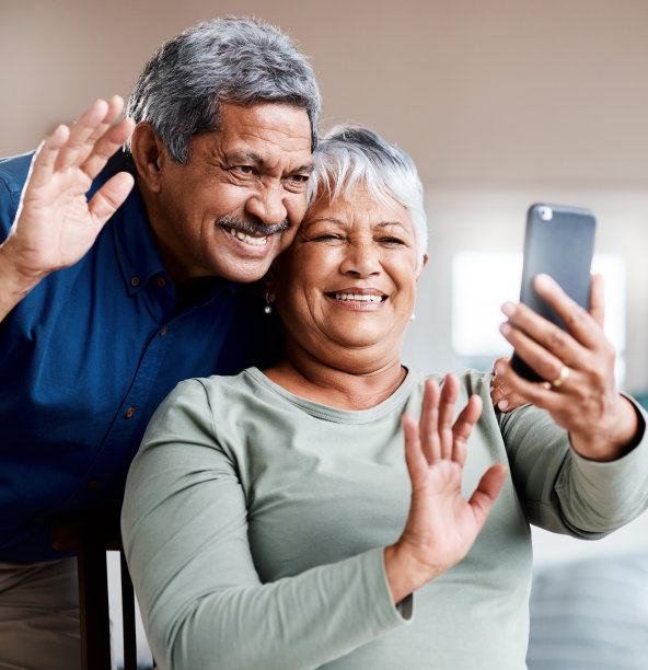 这是一对快乐的老夫妻在家里的视频通话图片下载