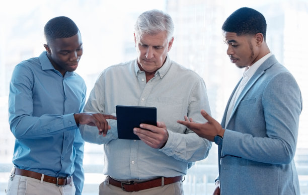 一群商务人士在办公室里一起使用数码平板电脑的照片图片下载