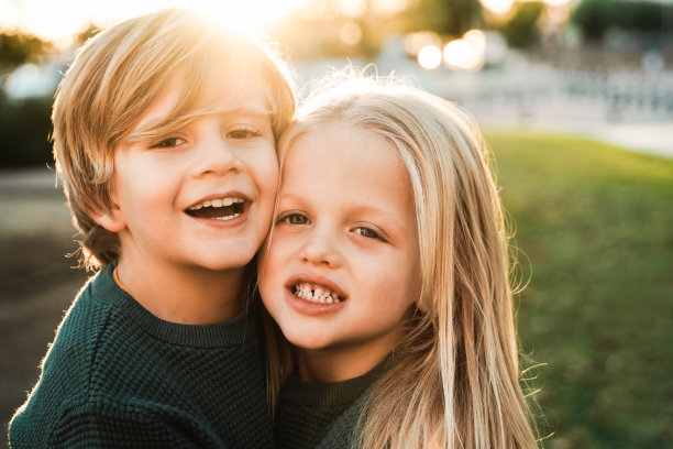 快乐的小朋友兄弟在户外玩耍-家庭，童年和爱的概念图片下载
