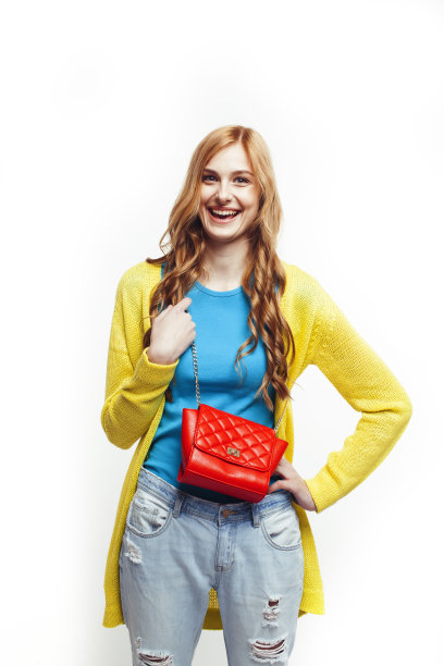 年轻漂亮的红发女子快乐微笑孤立在白色的背景，生活方式的人概念图片下载