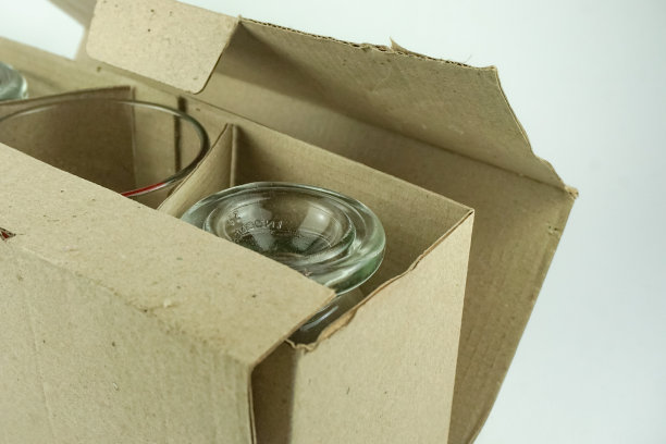 纸板箱装满了玻璃杯图片下载