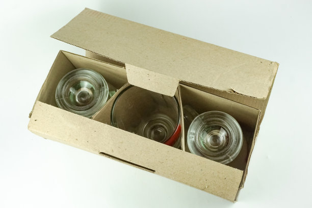 纸板箱装满了玻璃杯图片下载