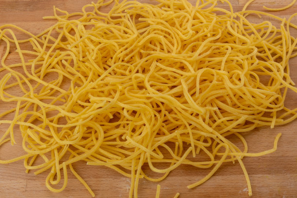 吉他上的意大利面条图片下载