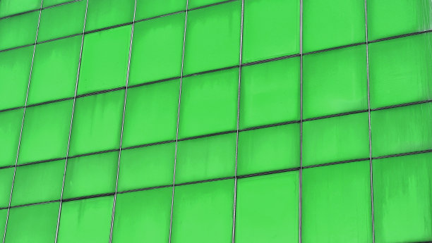 摘要建筑的玻璃幕墙背景为绿色，旧建筑。抽象的建筑背景。windows上的反映。玻璃建筑背景的细节。图片下载