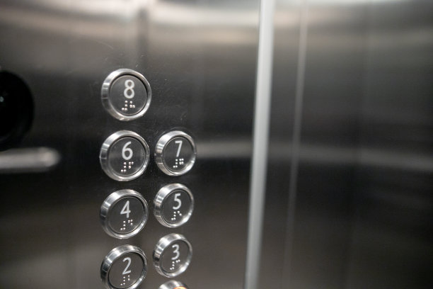 楼层按钮电梯在公寓住宅楼。升降面板特写按钮。运动、运输的概念。墙上有很多按钮。电梯控制面板上的号码已亮起图片下载