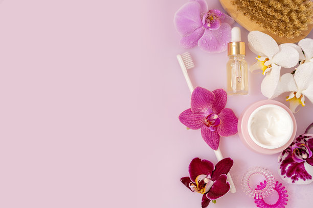 身体护理化妆品设置在粉红色的背景，俯视图，水疗日，妇女节图片下载