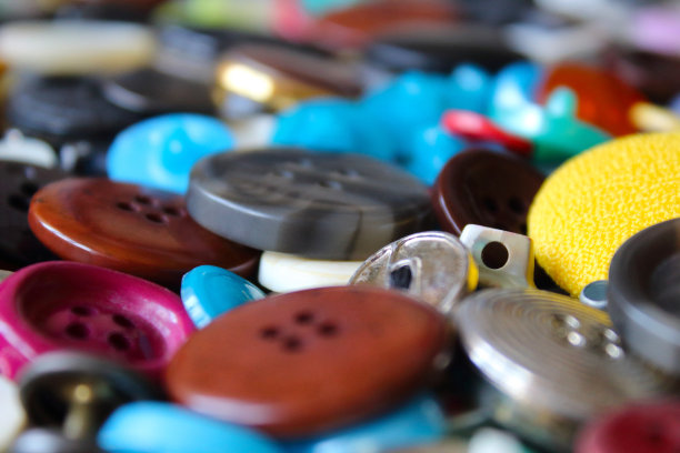 一套旧的彩色塑料纽扣的衣服。特写镜头。背景。纹理。图片下载