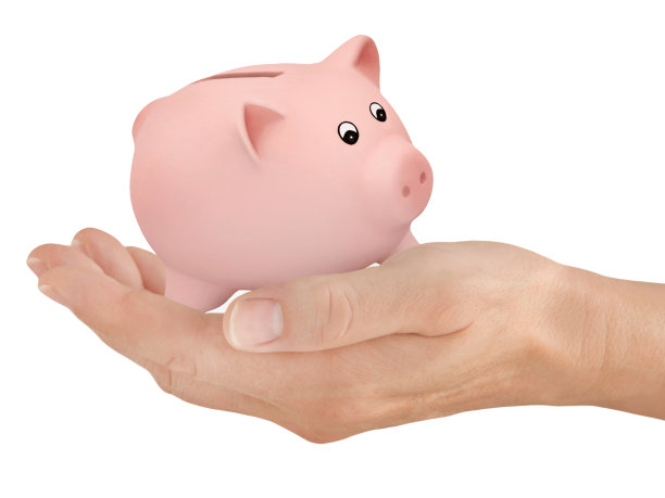 财运用男性手握的粉红色小猪存钱罐孤立在白色的背景下图片下载