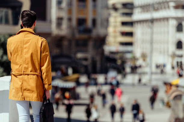 高峰时间在城市广场的商人图片下载