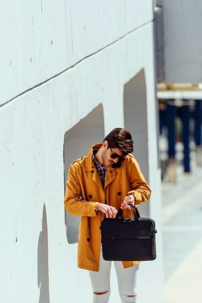 穿着黄色外套的城市律师拿着公文包图片下载