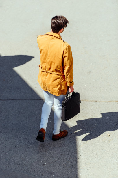 英俊的商人走在街上图片下载