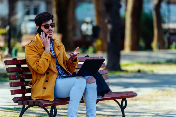 年轻的商人在电话里争吵图片下载