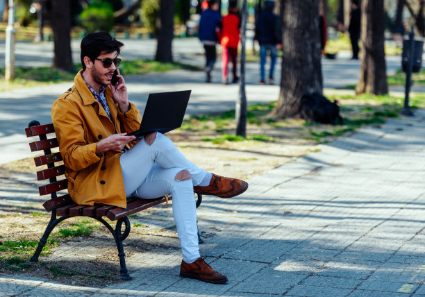 开心的商人在手机上聊天图片下载