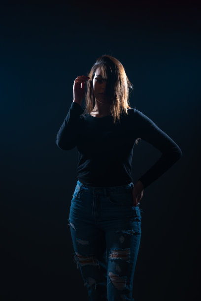 美丽的女人在黑色背景摆姿势的剪影照片图片下载