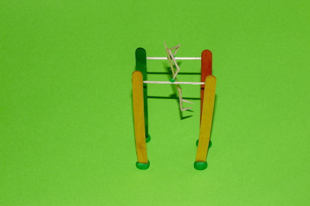 牙签做蘸汁强训练，在公园里，在露天的绿草地上，创造性的运动生活图片下载