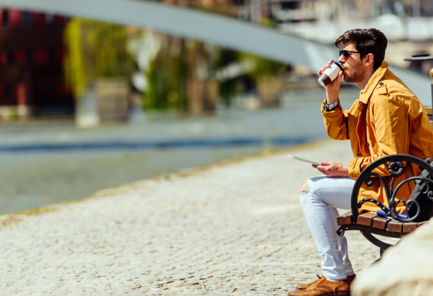 喝咖啡的大忙人图片下载